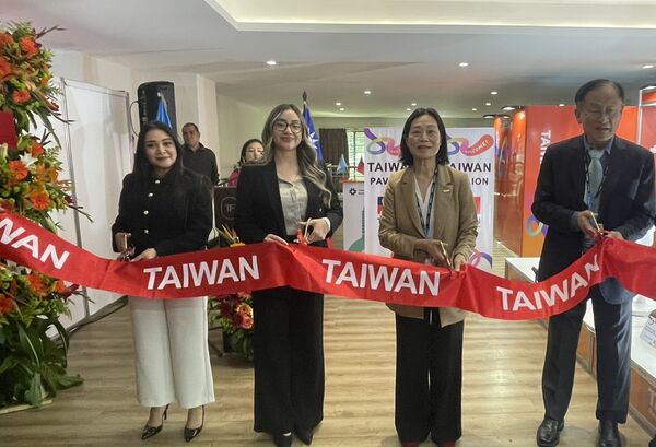 ▲左起瓜國外交部經濟政策司司長、瓜國經濟部經濟政策暨研析處處長，我國駐瓜地馬拉大使張俊菲及聖伊莎貝爾即食食品公司李志仁董事長共同剪綵(圖／貿協提供)