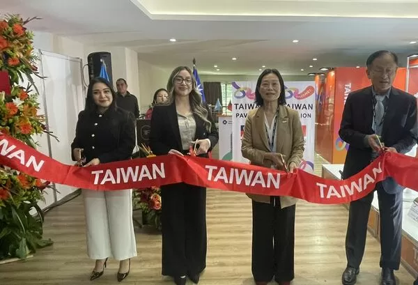 ▲左起瓜國外交部經濟政策司司長、瓜國經濟部經濟政策暨研析處處長，我國駐瓜地馬拉大使張俊菲及聖伊莎貝爾即食食品公司李志仁董事長共同剪綵(圖／貿協提供)