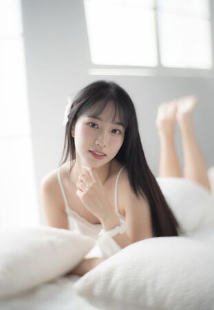 ▲▼彭彭身穿藍色連身泳裝，展現性感身材。（圖／樂天桃猿提供）