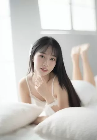 ▲▼彭彭身穿藍色連身泳裝，展現性感身材。（圖／樂天桃猿提供）