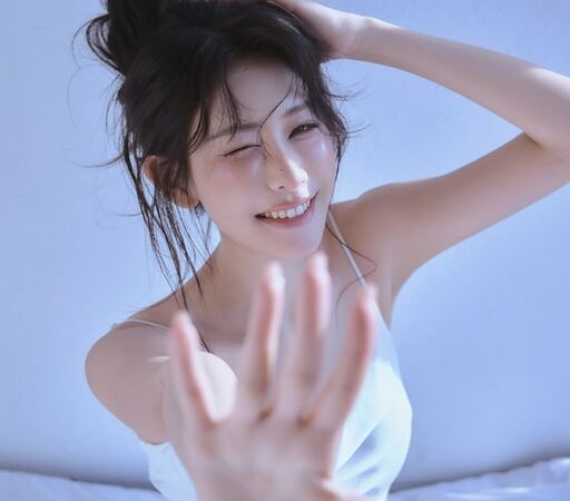 ▲▼彭彭身穿藍色連身泳裝，展現性感身材。（圖／樂天桃猿提供）