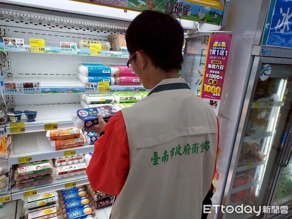 ▲台南市衛生局查核蛋品來源，已確認販售點將問題批號全面下架。（記者林東良翻攝，下同）