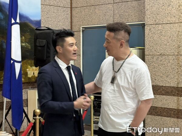 ▲不滿鄭麗文拜共諜，丁瑀赴國民黨中央黨部喊話鄭出面道歉，卻因為申請遭阻攔。（圖／記者鄭佩玟攝）