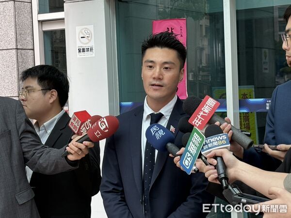 ▲不滿鄭麗文拜共諜，丁瑀赴國民黨中央黨部喊話鄭出面道歉，卻因為申請遭阻攔。（圖／記者鄭佩玟攝）