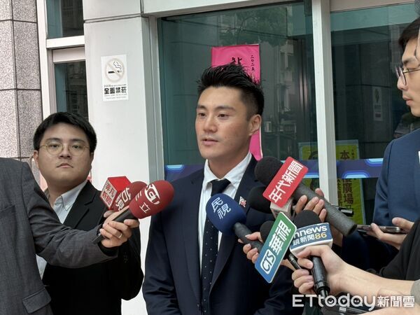 ▲不滿鄭麗文拜共諜，丁瑀赴國民黨中央黨部喊話鄭出面道歉，卻因為申請遭阻攔。（圖／記者鄭佩玟攝）