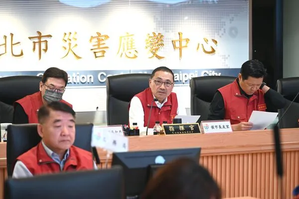 ▲颱風鳳凰進逼，侯友宜10日上午到新北市災害應變中心，聽取氣象團隊分析評估風雨影響及各單位防颱工作整備情形。（圖／新北市府提供）