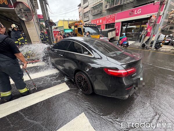 ▲新北市新莊區賓士自撞消防栓，駕駛身上起獲喪屍煙彈5顆。（圖／記者陳以昇翻攝，下同）