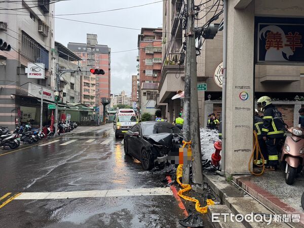 ▲新北市新莊區賓士自撞消防栓，駕駛身上起獲喪屍煙彈5顆。（圖／記者陳以昇翻攝，下同）