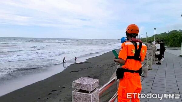 ▲鳳凰颱風來襲，海巡署呼籲民眾切莫觀浪以免受罰。（圖／記者張君豪翻攝）