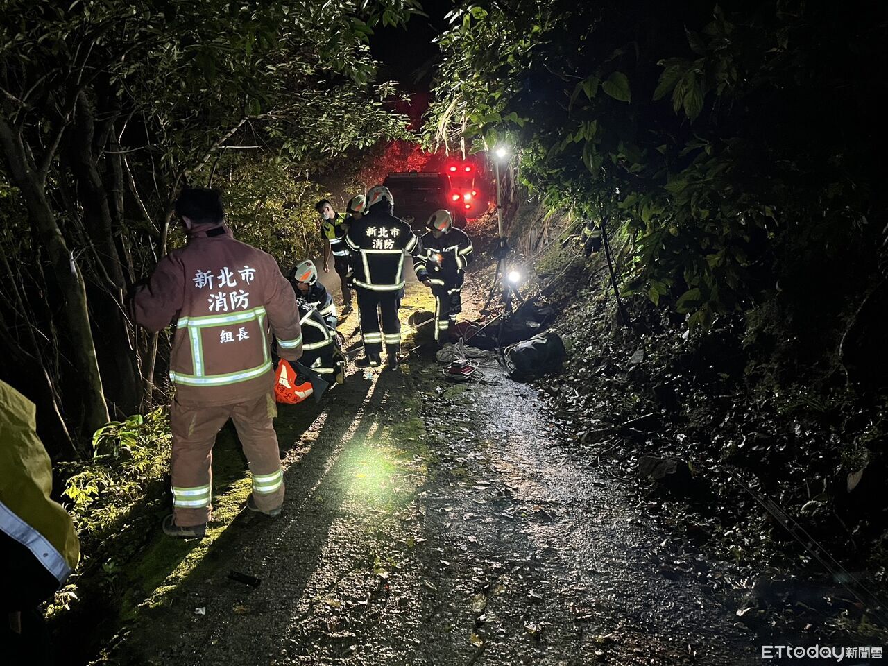 開車返家不慎滑落6米山谷　「妻跳車逃生」夫遭夾困2小時