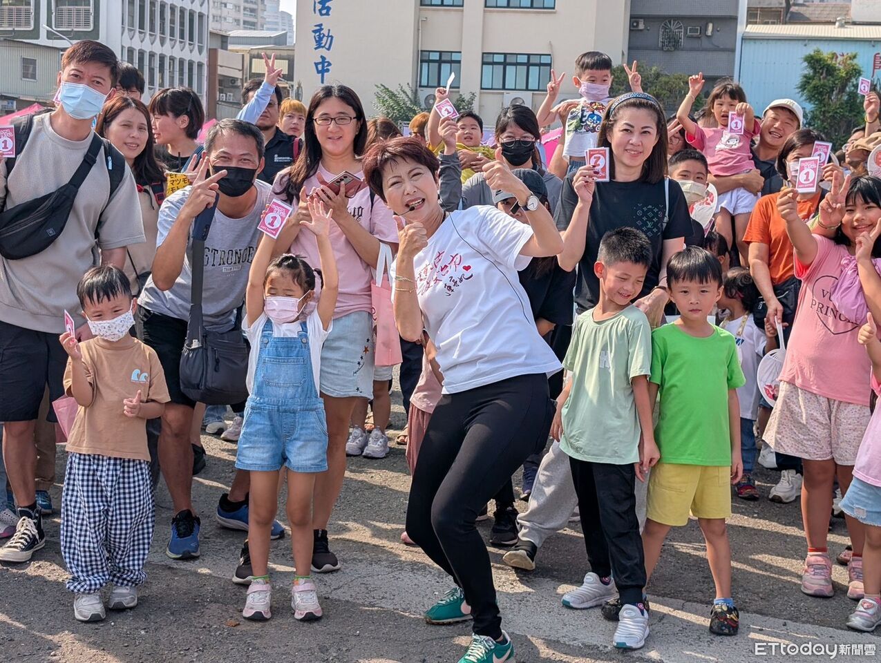 妃妃姐姐太空萌樂園爆場　陳亭妃：青壯世代不該再被夾成「三明治」