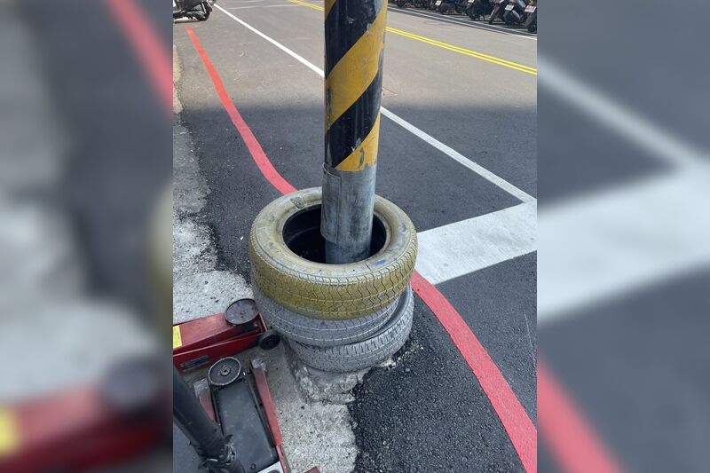 電線桿基座套3顆輪胎!路人傻問:怎放進去的? 車行老闆解答了
