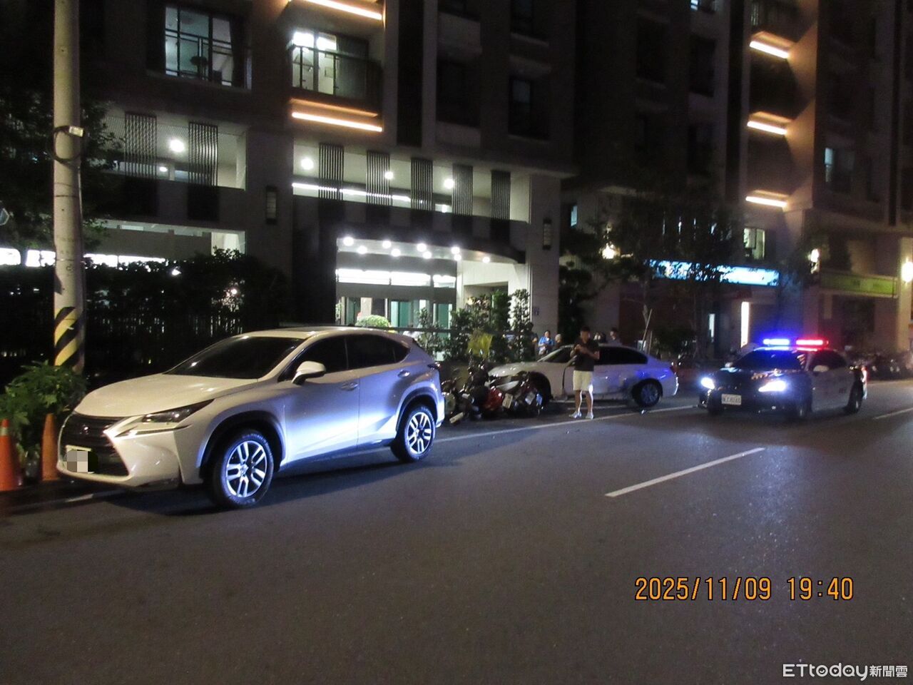 精神不濟釀禍!台中女駕駛先撞路邊BMW 13輛機車「骨牌倒」