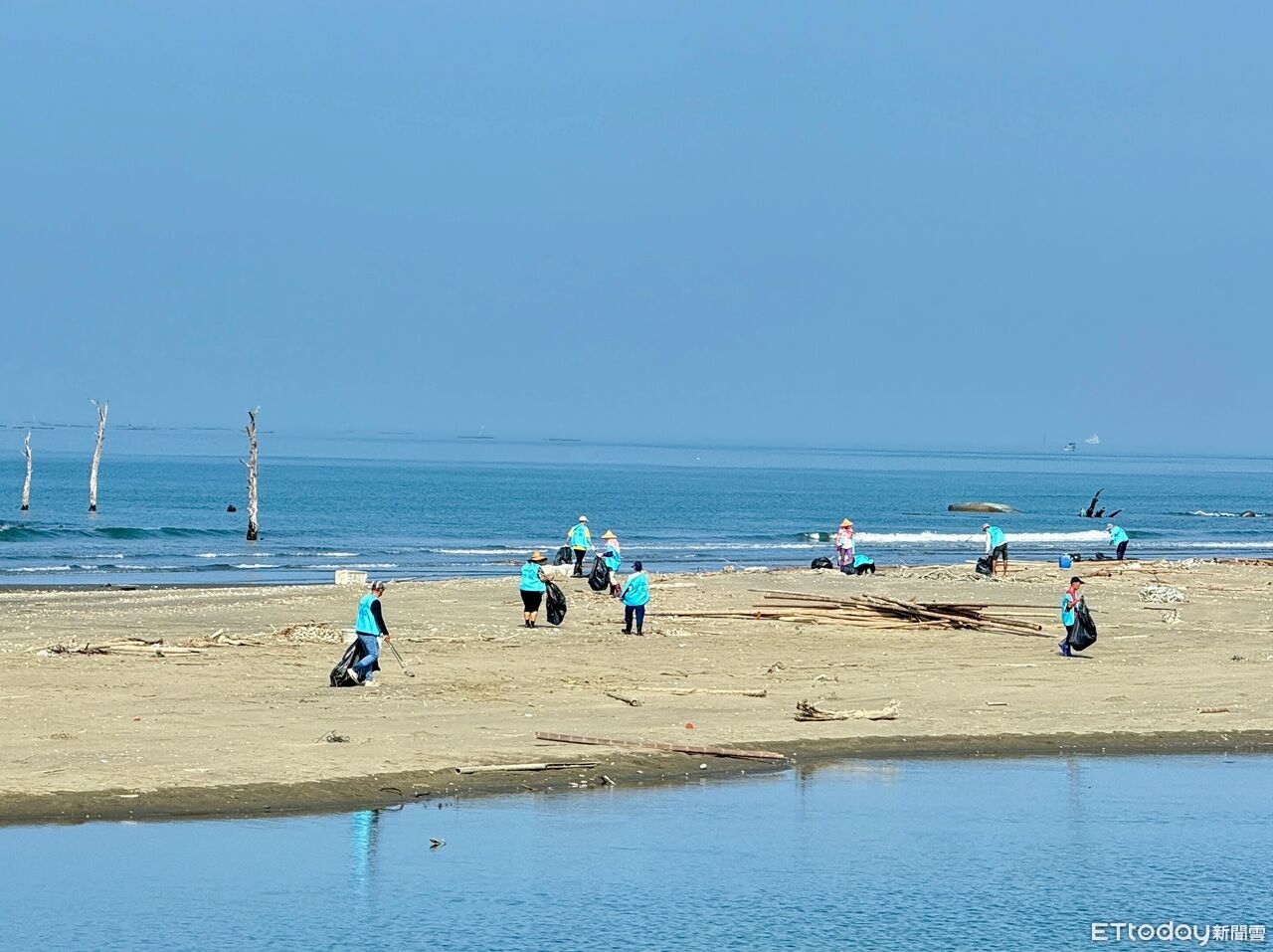 台鹽志工260人通霄海堤淨灘　攜手多單位清出185公斤垃圾護海洋