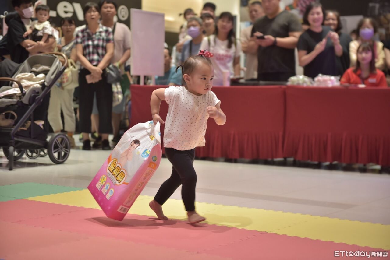 使勁拖拉也要帶回家!花蓮搬尿布大賽 90組寶貝各出奇招萌翻