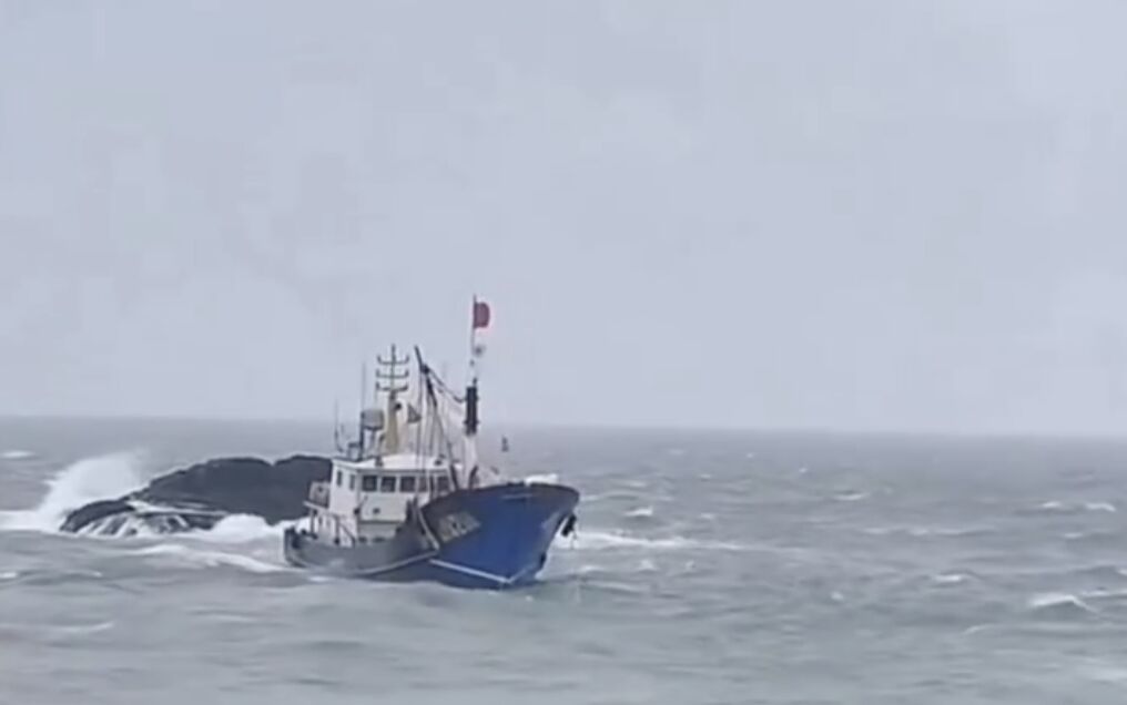 ▲遼寧籍漁船在山東威海海域撞上上海商船後沉沒，仍有8人下落不明。（圖／翻攝微博）