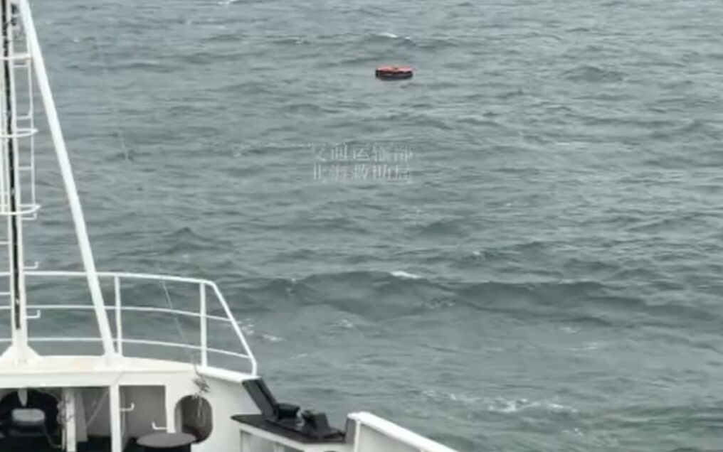 ▲遼寧籍漁船在山東威海海域撞上上海商船後沉沒，仍有8人下落不明。（圖／翻攝微博）