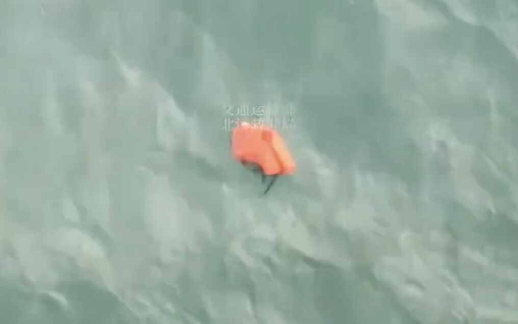 ▲遼寧籍漁船在山東威海海域撞上上海商船後沉沒，仍有8人下落不明。（圖／翻攝微博）