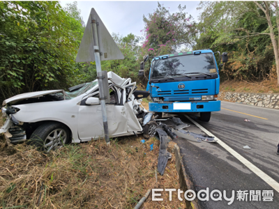 驚悚畫面曝!對撞大貨車「白車慘剩1半」 女駕駛右腿斷骨送醫