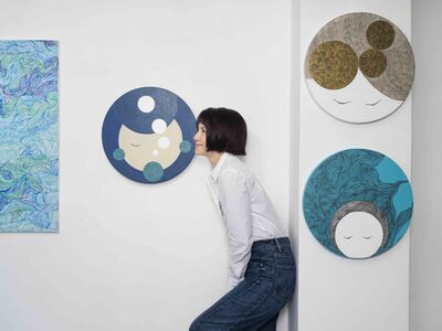 李心潔化身畫家開展! 梁詠琪現身「霸氣包下4幅力挺」