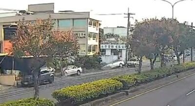 彰化阿公失控撞路邊車!4孫嬉鬧害分心 2賓士先後慘摔荔枝園