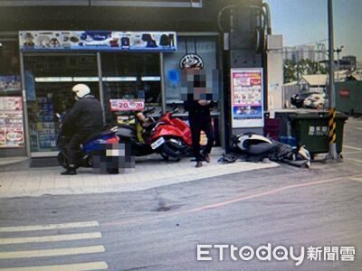 台南女駕駛左轉與機車碰撞 騎士倒地滑行再撞超商前2車