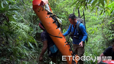 新北男攀郡大山跌60層樓深谷殞命 搜救隊花21小時送遺體下山