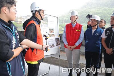 謝國樑勘查暖暖興隆街坍方現場　岩壁裂縫待評估封路防災