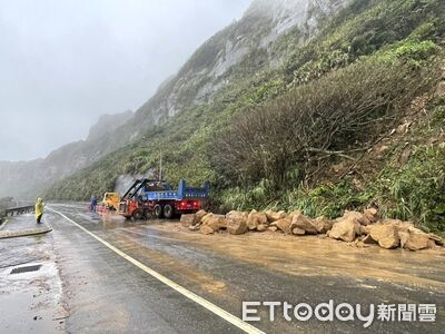 野柳山壁土石崩落！巨石擋路　公所出動機具打碎恢復交通