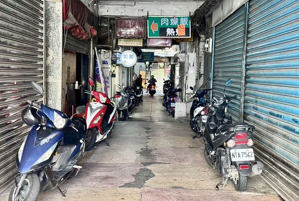 ▲▼基隆隱藏版五十年美食「東和大樓龍鳳腿」！迷你龍鳳腿、炸米糕、炸蘿蔔糕。（圖／部落客小虎提供）