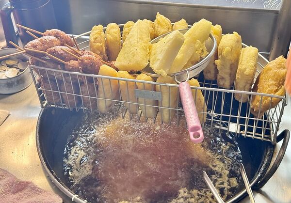 ▲▼基隆隱藏版五十年美食「東和大樓龍鳳腿」！迷你龍鳳腿、炸米糕、炸蘿蔔糕。（圖／部落客小虎提供）