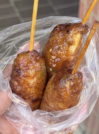 ▲▼基隆隱藏版五十年美食「東和大樓龍鳳腿」！迷你龍鳳腿、炸米糕、炸蘿蔔糕。（圖／部落客小虎提供）