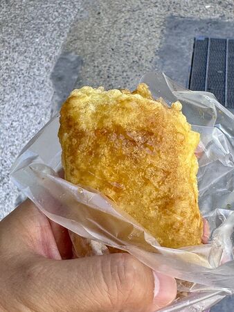 ▲▼基隆隱藏版五十年美食「東和大樓龍鳳腿」！迷你龍鳳腿、炸米糕、炸蘿蔔糕。（圖／部落客小虎提供）