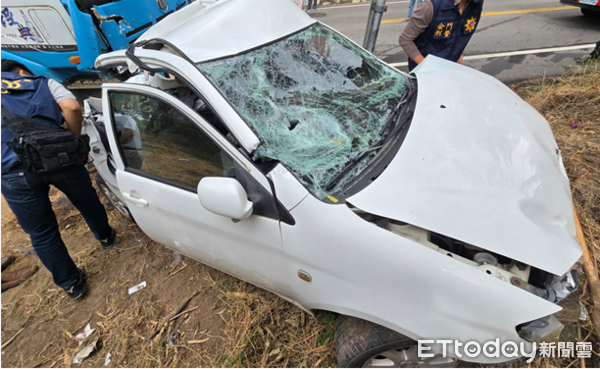 ▲▼金門自小客與大貨車對撞。（圖／記者鄭逢時翻攝）