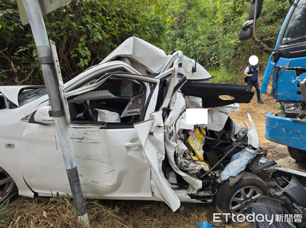 ▲▼金門自小客與大貨車對撞。（圖／記者鄭逢時翻攝）