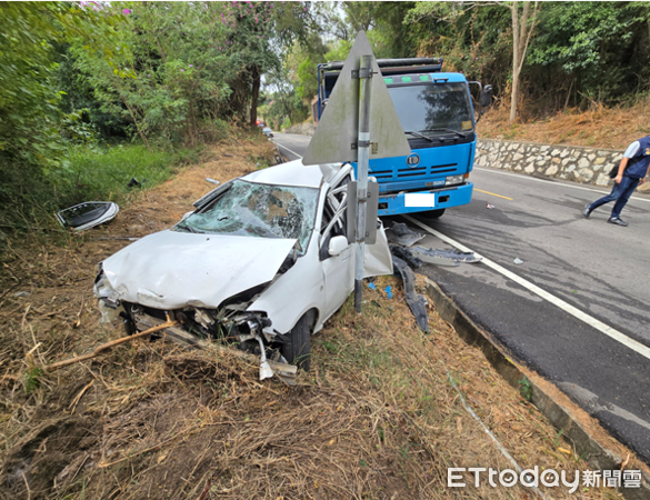 ▲▼金門自小客與大貨車對撞。（圖／記者鄭逢時翻攝）