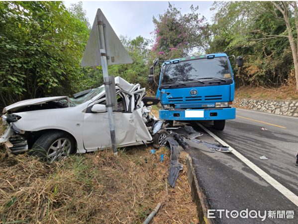 ▲▼金門自小客與大貨車對撞。（圖／記者鄭逢時翻攝）