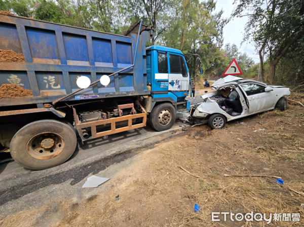 ▲▼金門自小客與大貨車對撞。（圖／記者鄭逢時翻攝）