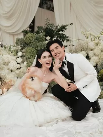 ▲▼15克拉鑽戒套牢！泰女神Mai甜嫁7年演員男友。（圖／翻攝自IG）