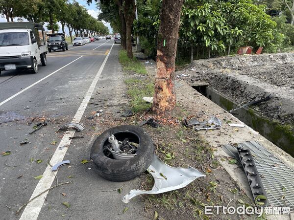 ▲▼宜蘭縣三星鄉三星路三段發生白色休旅車自撞路樹，造成車頭全毀，右前輪噴飛，路樹樹幹都被撞出凹痕，這起車禍釀5人受傷送醫。（圖／記者游芳男翻攝，下同）