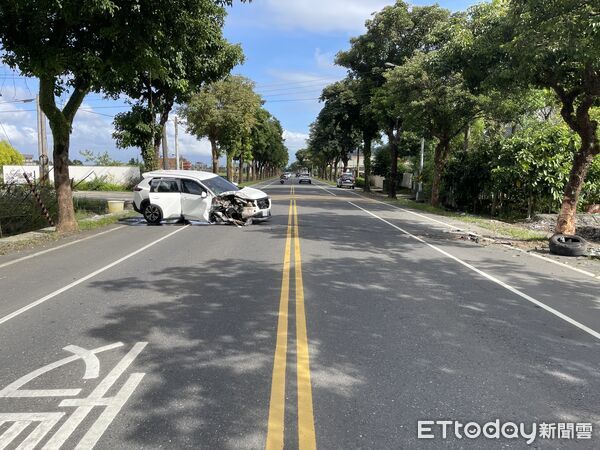 ▲▼宜蘭縣三星鄉三星路三段發生白色休旅車自撞路樹，造成車頭全毀，右前輪噴飛，路樹樹幹都被撞出凹痕，這起車禍釀5人受傷送醫。（圖／記者游芳男翻攝，下同）