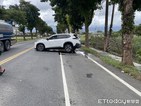 ▲▼宜蘭縣三星鄉三星路三段發生白色休旅車自撞路樹，造成車頭全毀，右前輪噴飛，路樹樹幹都被撞出凹痕，這起車禍釀5人受傷送醫。（圖／記者游芳男翻攝，下同）