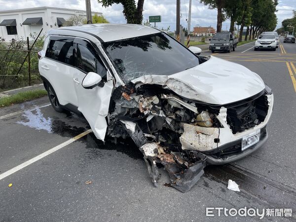 ▲▼宜蘭縣三星鄉三星路三段發生白色休旅車自撞路樹，造成車頭全毀，右前輪噴飛，路樹樹幹都被撞出凹痕，這起車禍釀5人受傷送醫。（圖／記者游芳男翻攝，下同）