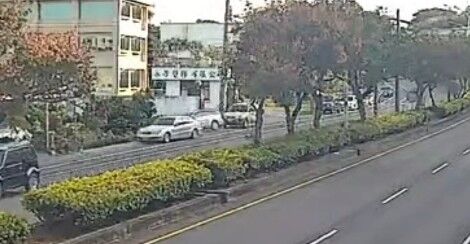 ▲芬園鄉賓士撞賓士，雙雙翻覆。（圖／民眾提供）