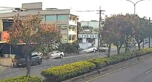 ▲芬園鄉賓士撞賓士，雙雙翻覆。（圖／民眾提供）