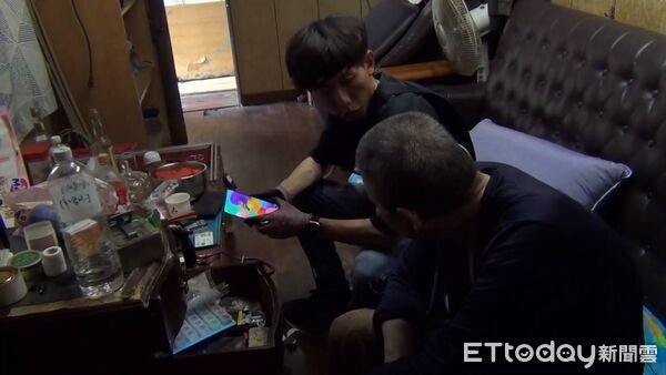 ▲▼專案小組現場攻堅，當場查獲第一級毒品海洛因、製毒工具並拘捕8人到案。（圖／海巡車東部分署提供，下同）