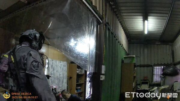 ▲▼專案小組現場攻堅，當場查獲第一級毒品海洛因、製毒工具並拘捕8人到案。（圖／海巡車東部分署提供，下同）