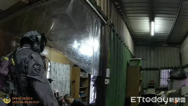 ▲▼專案小組現場攻堅，當場查獲第一級毒品海洛因、製毒工具並拘捕8人到案。（圖／海巡車東部分署提供，下同）