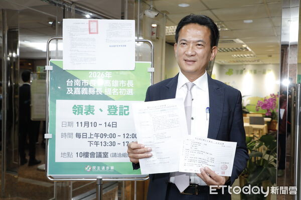 ▲▼民進黨台南市長初選11/10開放領表登記，有意角逐高雄市長大位的民進黨立委林俊憲開放第一天就赴中央黨部領表登記。（圖／記者湯興漢攝）