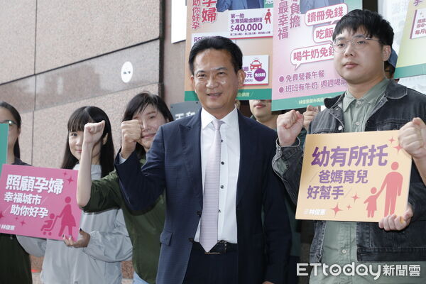 ▲▼民進黨台南市長初選11/10開放領表登記，有意角逐高雄市長大位的民進黨立委林俊憲開放第一天就赴中央黨部領表登記。（圖／記者湯興漢攝）